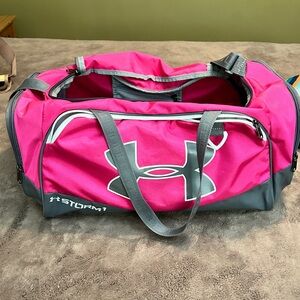 Hot pink Under Amour Storm 1 duffle in excellency condition. No rips or stains!